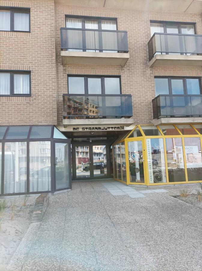 Frontaal Zeezicht In Appartement De Strandjutter ออสเทนด์ ภายนอก รูปภาพ