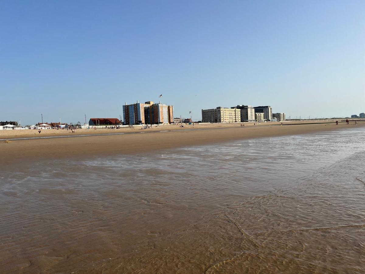 Frontaal Zeezicht In Appartement De Strandjutter ออสเทนด์ ภายนอก รูปภาพ
