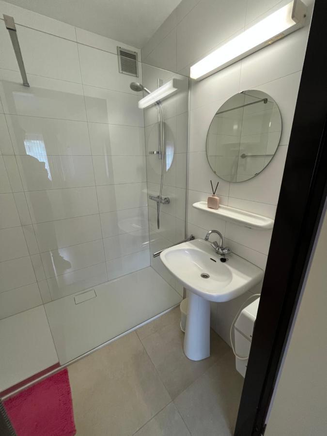 Frontaal Zeezicht In Appartement De Strandjutter ออสเทนด์ ภายนอก รูปภาพ